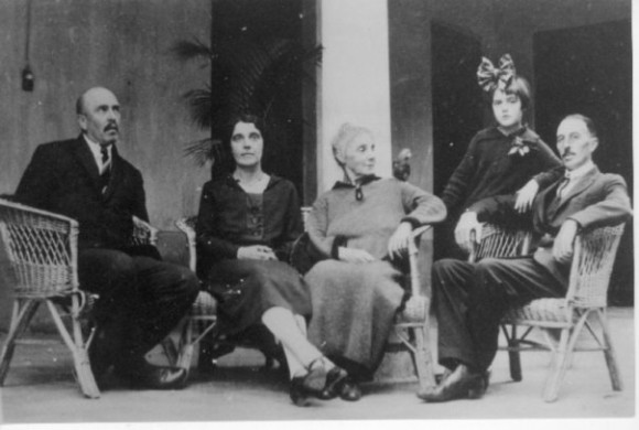 Эрн (крайний слева) и князь Язон Туманов (крайний справа)