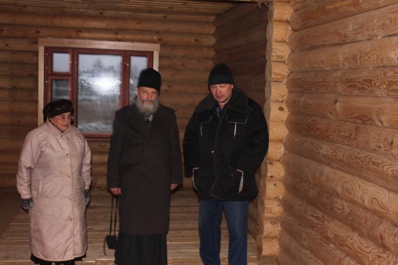 Матушка Людмила, отец Игорь и Дмитрий Боршняков в будущем доме дочери, который зять строит сам