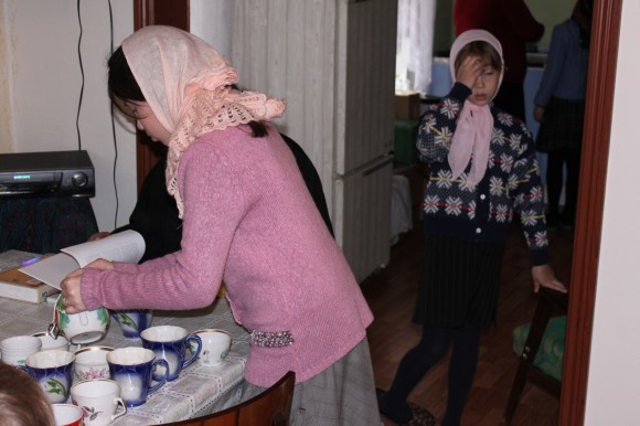 Внучка отца Игоря Даша Боршнякова разливает чай собравшимся в воскресной школе