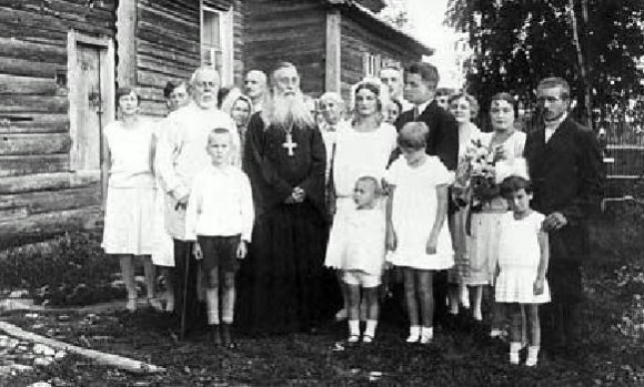Архимандрит Сергий (Сребрянский) c прихожанами в селе Владычня, 1928 год. pstbi.ru