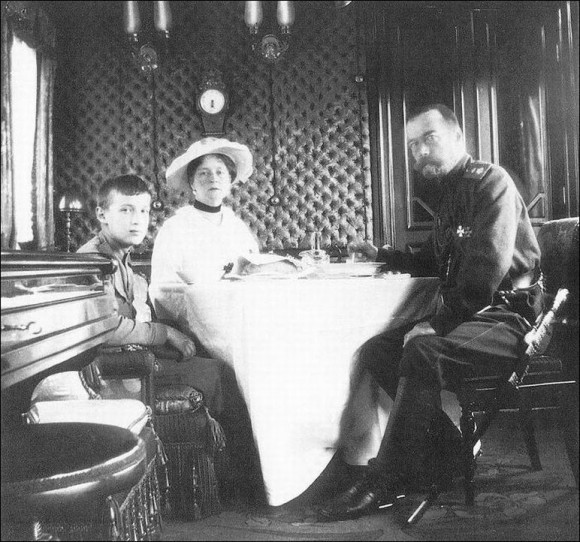 В Императорском вагоне. Николай II, императрица Александра Федоровна и цесаревич Алексей (весна 1916 года).