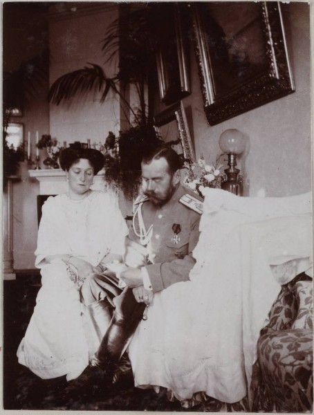 Император и Императрица читают телеграммы с пожеланиями выздоровления цесаревича наследника Алексея