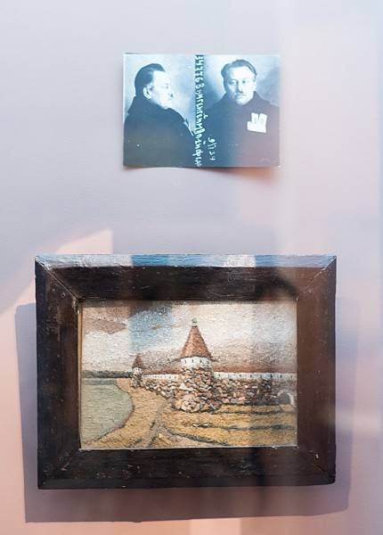 Вангенгеийм. Фото из личного дела и сделанная из природных материалов картинка с видом Соловецкого монастыря
