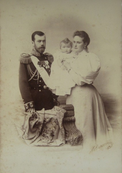 Николай II с Александрой Федоровной и дочерью Ольгой.