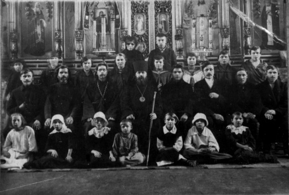 Владыка Димитрий с прихожанами, начало 30-х годов