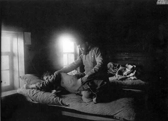 Доктор Решетилов осматривает больного сыпным тифом Кузьму Кашина в селе Накрусове. 1891-1892 гг. Негатив 18х24 см