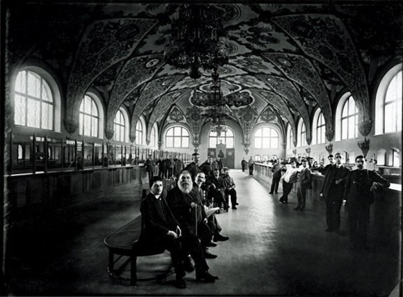 В операционном зале Государственного банка. 1913 г. Негатив 18х24 см