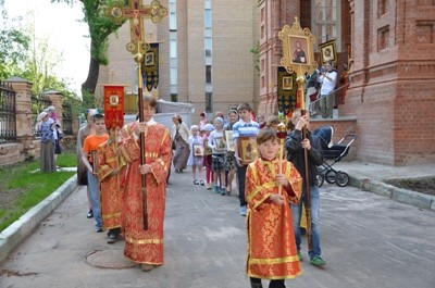 В Москве прошел детский крестный ход, организованный приходской воскресной школой Kr-hod-det