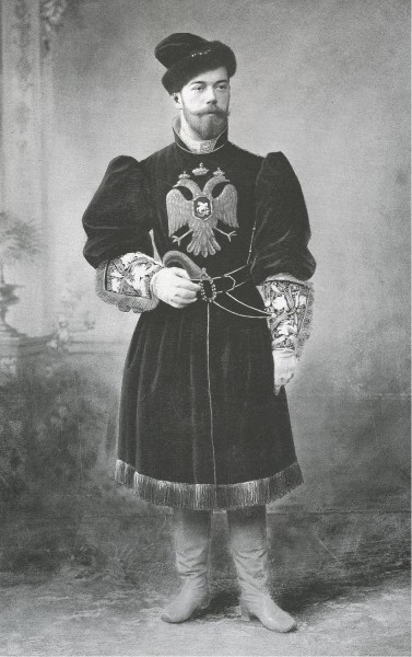Николай II на костюмированном балу. 1903 г.