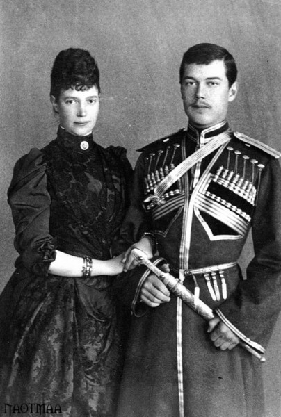 Императрица Мария Феодоровна с сыном Цесаревичем Николаем Александровичем. 1890 г.