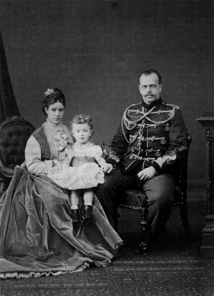 Николай с отцом, Цесаревичем Александром Александровичем, и матерью, Цесаревной Марией Феодоровной. 1870 г.