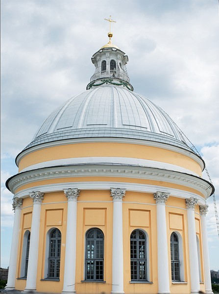 Вид главного купола собора- Мощный купол храма, поднявшийся вместе с двумя колокольнями над монументальным шестиколонным портиком, удачно завершил формирование всего ансамбля