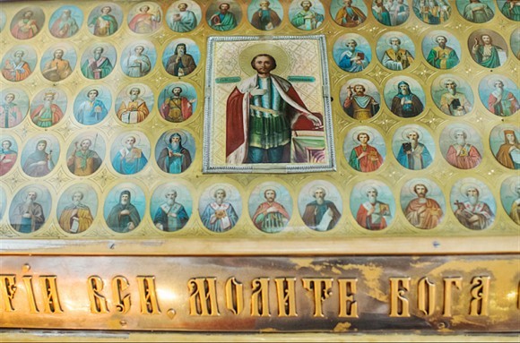 Одна из наиболее почитаемых святынь, находящихся в соборе – ковчег с мощами святого благоверного князя Александра Невского. 