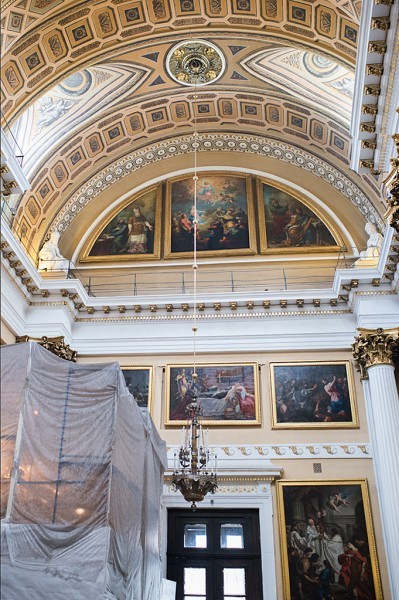 В правом приделе собора продолжается реставрация. Сень над ракой с мощами святого благоверного князя Александра Невского временно скрыта от глаз посетителей.
