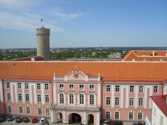 Здание Парламента Эстонии. Вид с колокольни Александро-Невского собора
