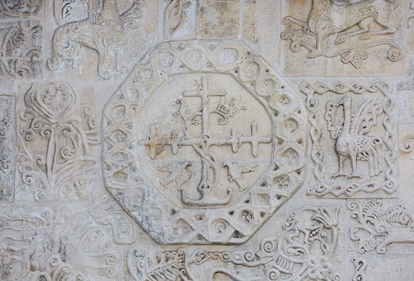 7.Удивительная каменная резьба придает стенам храма легкость и воздушность