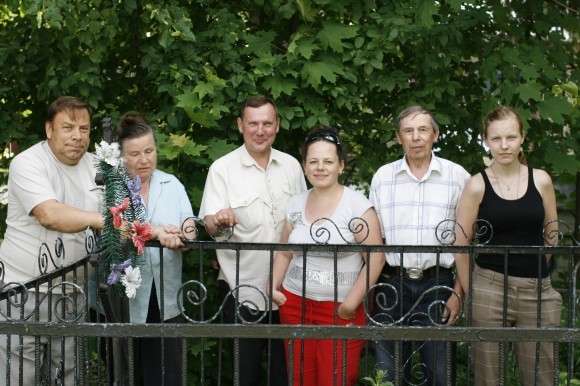 Семья Пятикрестовских на могиле Людмилы Сергеевны, супруги священномученика Константина, июнь 2013