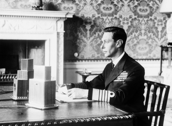 Британский король Георг VI обращается к британской нации в первый вечер войны, 3 сентября 1939 года, Лондон.(AP Photo).