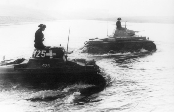 Два танка из дивизии SS-Лейбштандарт «Адольф Гитлер» форсируют реку Бзура