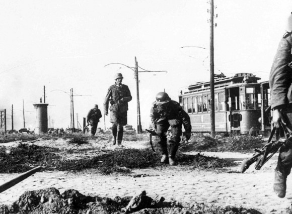 Немецкая пехота осторожно продвигается на окраинах Варшавы