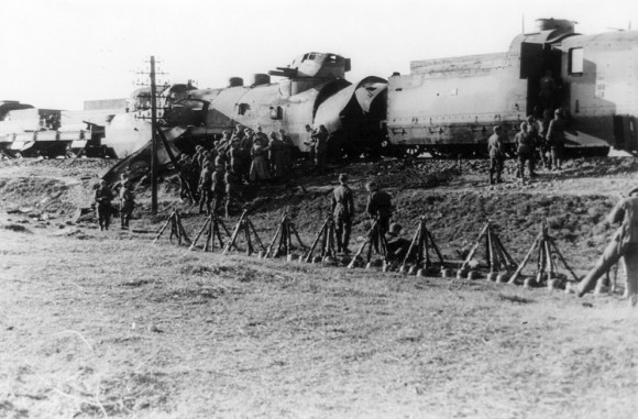 Поврежденный  польский бронепоезд  захвачен 14-й бойцами дивизии СС «Адольф Гитлер»