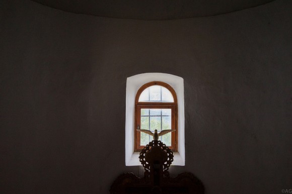 Окно в алтаре кладбищенского храма в Богетичах