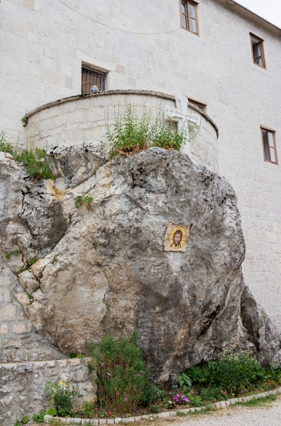 Гостиница для паломников на скале над церковью Нижнего монастыря. Ее построил в 1742 году архимандрит Стефан (Павичевич)