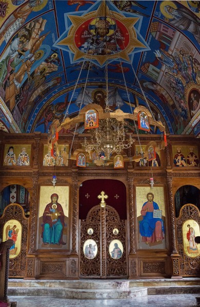 Современный иконостас церкви был создан в 70-е годы 20 века художником Наумом Андричем