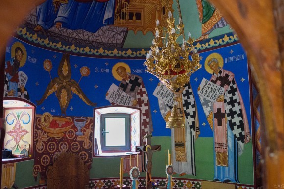 Православные святители в алтаре храма святой Троицы