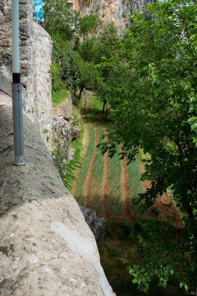 Под стеной монастыря, которой является скала, монастырские грядки