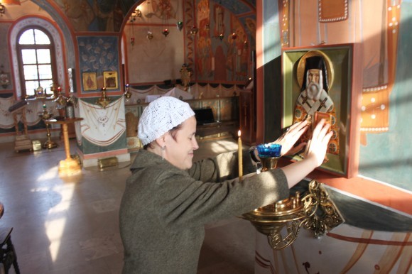 Ольга Патрий возле иконы святителя Нектария Эгинского 
