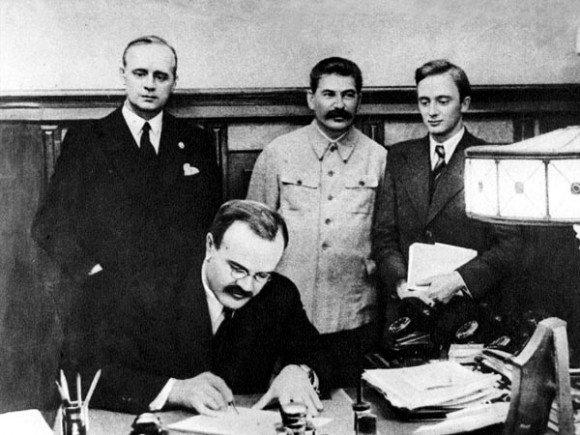 Молотов подписывает пакт 23 августа 1939 года