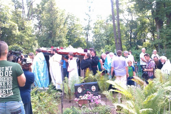 Гроб с телом почившего отца Павла несут к месту захоронения на Мироносицком кладбище Пскова