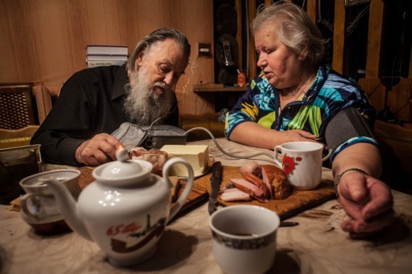 Отец Павел Адельгейм на кухне своего дома измеряет давление своей жене Вере Михайловне.