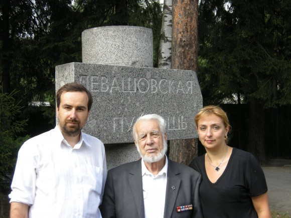 Валентин Муравский с авторами фильма в Левашово (Петербург)