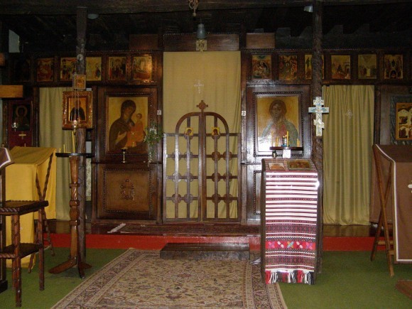 Внутреннее убранство первоначальной церкви Покрова Богородицы. Фото из архива Михаила Можайского, Бюсси-ан-От
