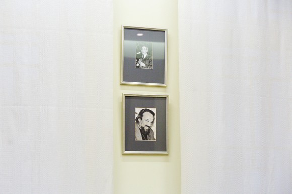 На стенах – фотографии, в том числе, о. Александра Меня