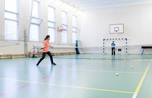 Тренировки по теннису в спортзале