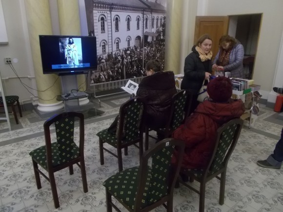 Посетители выставки смотрят фильм о событиях 20-х годов