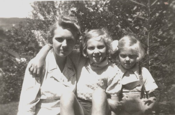  Слева направо: Александра Вяземская, Софья и Майя Ферзен
