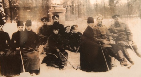 Зимой во время игры в хоккей. Александр III, Николай II и среди остальных бабушка Майи Ферзен Александра Илларионовна Шувалова и две ее родных сестры