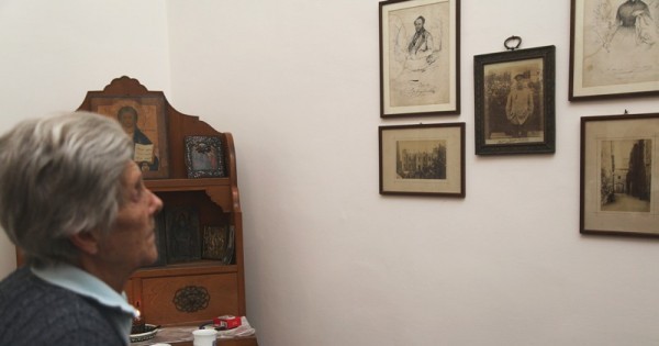 Майя Ферзен перед фотографией своего дедушки Иллариона Воронцова