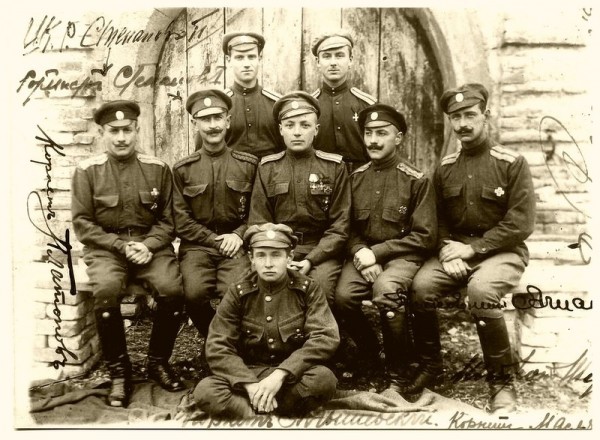 Ахтырские гусары со своим последним командиром полковником Всеволодом Аглаимовым. Полуостров Галлиполи (Турция), весна 1921 года.