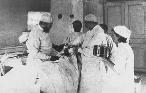Святитель Лука (слева) во время операции. Фото с сайта prof.krasgmu.ru
