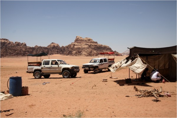 Бедуинские шатры гостеприимны, но не спасают от жары