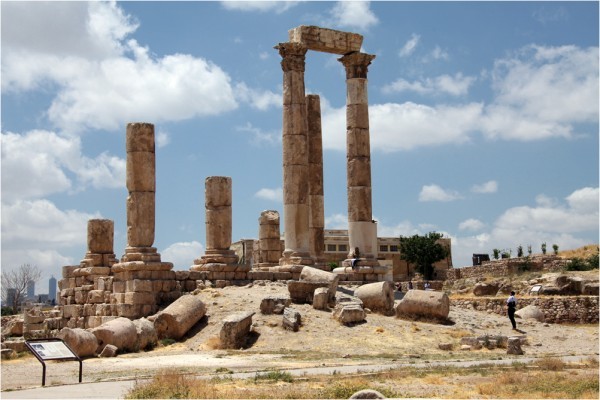 Руины древнего храма Юпитера в центре акрополя