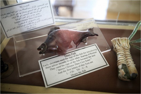 Экспонат Национального археологического музея Аммана &mdash; стеклянная рыба, один из первых символов раннехристианского искусства