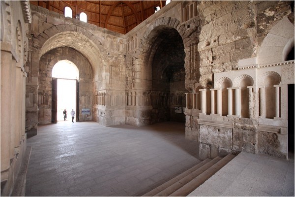 Вестибюль дворца, интерьер с фрагментами каменной резьбы