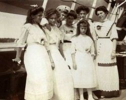 Великие княжны Мария, Ольга, Цесаревич Алексей, А.А. Вырубова, Великие княжны Татьяна, Анастасия и Софья Буксгевден. Июль 1912 г.0f