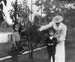 С великой княжной Анастасией Николаевной и няней